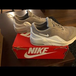 Sz 9c Nike Air Max Motion 2